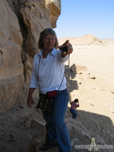 Mitreisende zeigt den Weg im Wadi Hilal von El-Kab