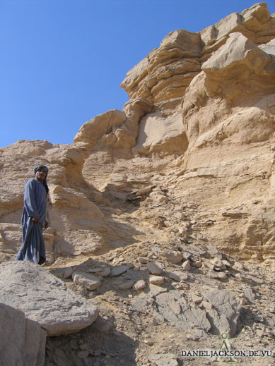 Steiler Aufstieg am Geierfelsen in El-Kab