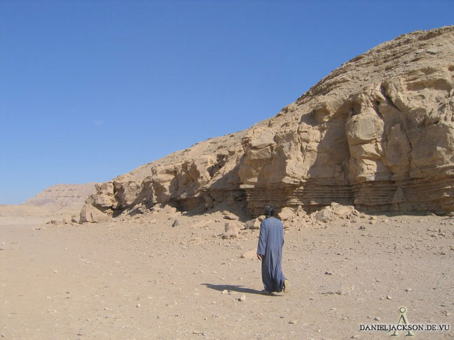 Weiterer Felsen mit Felsinschriften im Wadi Hilal bei El-Kab