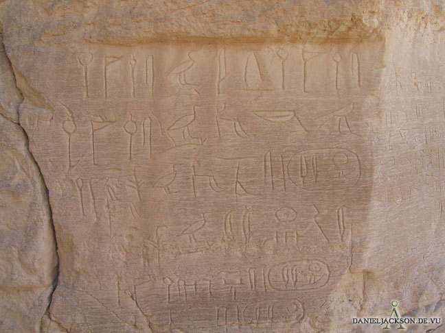 Hieroglyphen mit Königskartuschen bei El-Kab