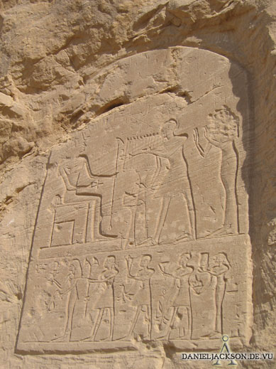 Felsstele mit opfernden Menschen im Wadi Hilal in El-Kab