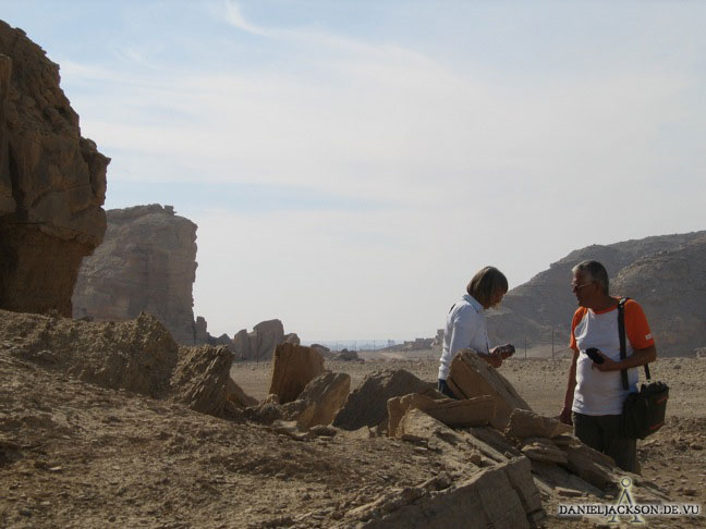 Zwei Expeditionsteilnehmer fachsimpeln im Wadi Hilal