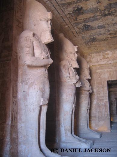 Reihe mit Osirispfeilern im Ramses-Tempel