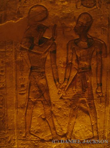 Relief mit Ramses vor einem falkenköpfigen Gott