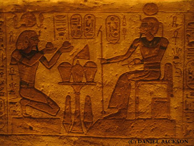 Ramses bringt vor dem vergöttlichten Selbst ein Opfer dar. Solche Darstellungen finden sich nur in Abu Simbel.