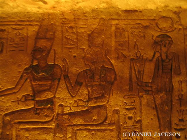 Relief mit den Göttern Amun, Mut und Chons