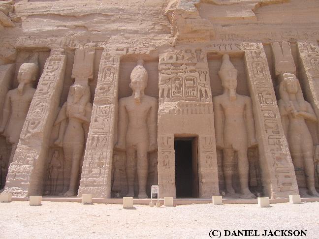 Fassade des kleinen Tempel der Nefertari in Abu Simbel