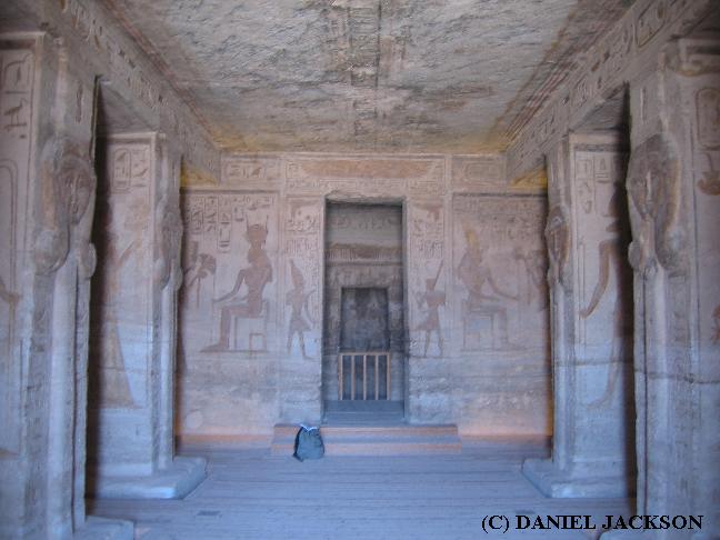 Säulenhalle mit Hathorkapitellen im kleinen Tempel von Abu Simbel