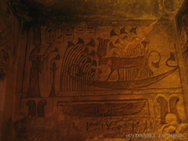 Relief mit Nefertari vor einer Hathorbarke