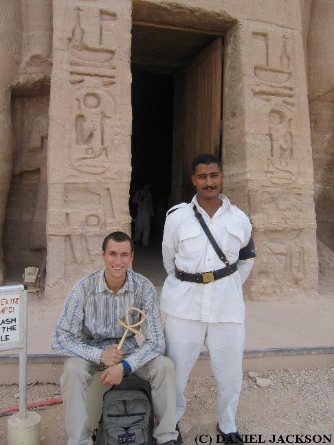 Selbstprotrait mit freundlichem Polizisten in Abu Simbel