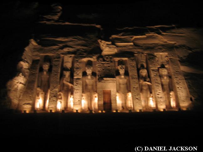 Beleuchtete Fassade des kleinen Tempels in Abu Simbel