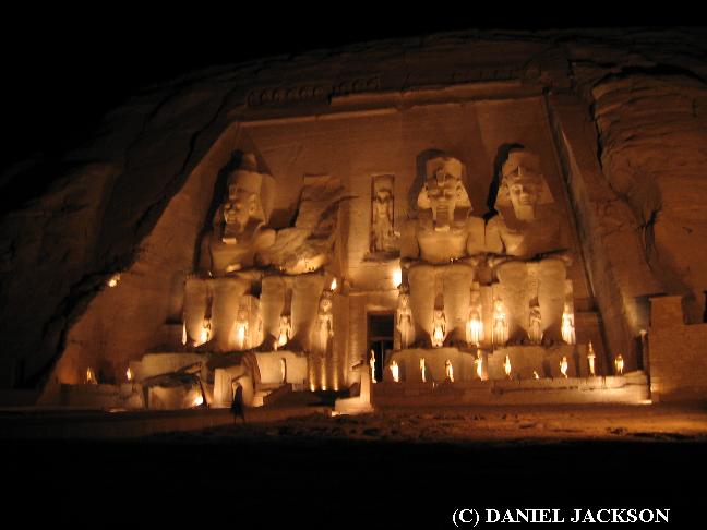 Beleuchtete Fasade des großen Tempels von Abu Simbel