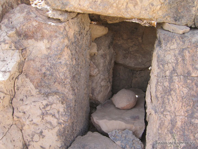 unbehauene Innenwände eines Meretseger-Schreins nahe Deir el-Medina