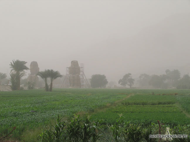 Sandsturm in Theben West verhüllt al-Qurn